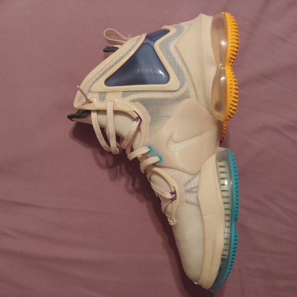 Lebron 19 - Picture 4 of 5